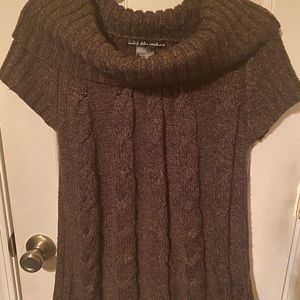 Knitted short sleeved off the shoulders sweater top